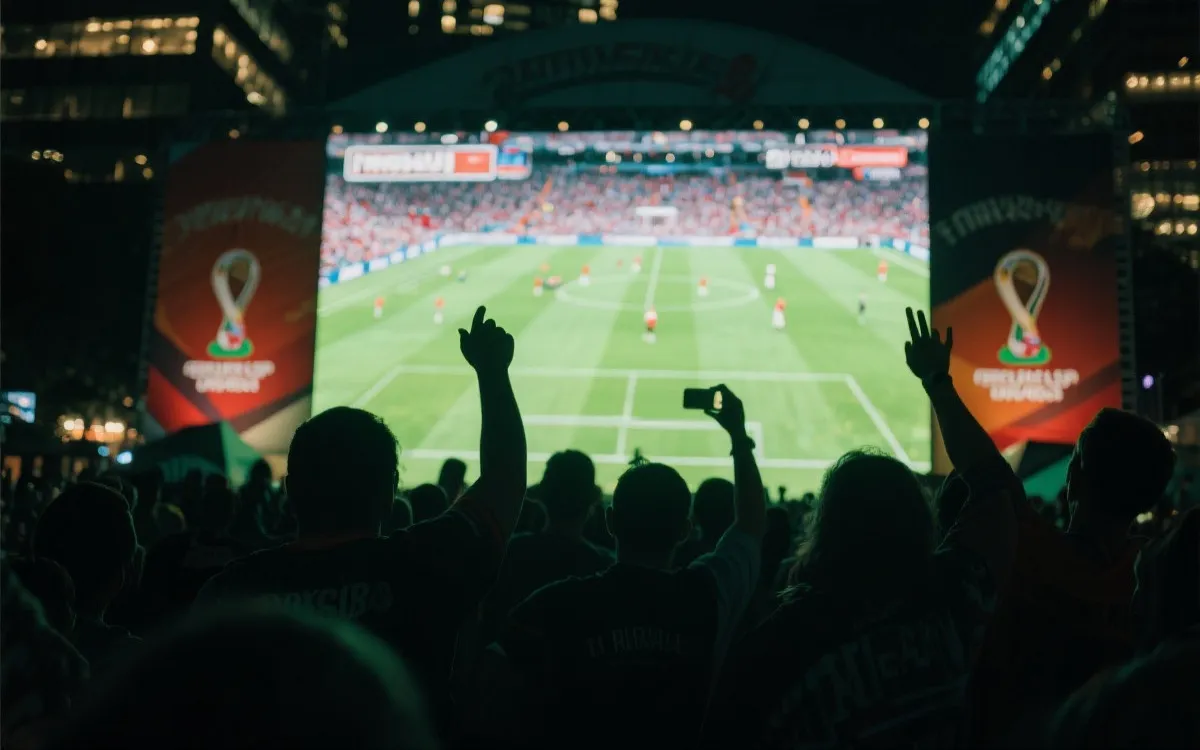 世界杯决赛夜的城市街头观赛与广告屏幕氛围